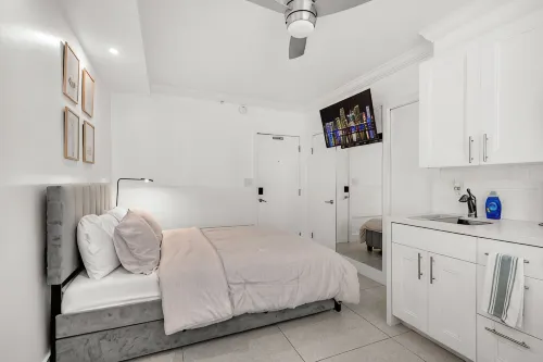 Oceanfront Studio · South of Fifth + Beach Perks - ห้องครัว