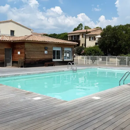 Apartment in residence with swimming pool, janitor, 7 minutes walk from the beach