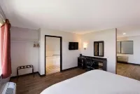 Quality Inn & Suites Junction - Parking