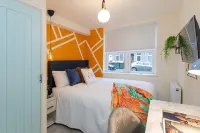 Stylish 5Bed,5 Bath House/On Street Parking/Garden - 2-Star