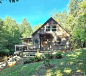 Cozy Cabin w/Loft Bedroom * Firepit * Creek Access - Hytter