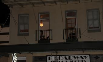 Mentor Chambers Apartment Bed & Breakfast - Housity