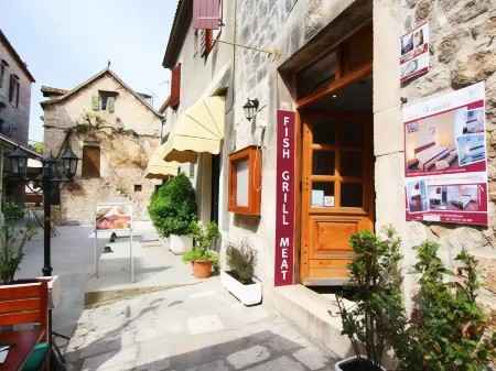 Villa Ivanka Отели рядом с достопримечательностью «Central Square in Trogir»