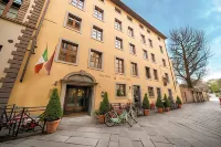 San Luca Palace Các khách sạn gần Parrocchia Di Gattaiola