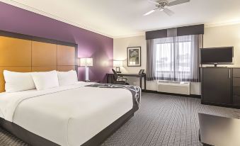 La Quinta Inn & Suites by Wyndham Cleveland - Airport North