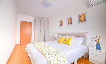 Jun Sao Zhi Jia International Coastal Baths Large Three-Bedroom Two-Bath Apartment (Huanhai Road)