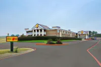 Super 8 by Wyndham Grand Prairie North ダラス・ドローン・フライト・フィールド周辺のホテル