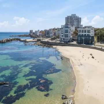 Gangneung Gugu Spa Pension Отели рядом с достопримечательностью «Библиотека «Сунджу»»