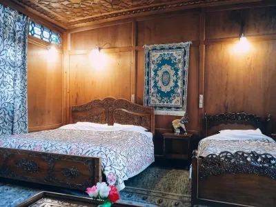 Jacqueline Houseboat Hotels in Dal Lake