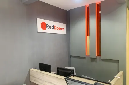 RedDoorz @ Balaraja Centre Plaza Отели в г. Cikupa