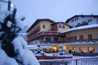 阿雷阿畢飯店 Antico Rione Di Moena附近的飯店