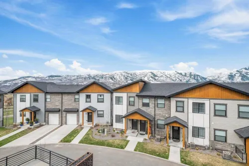 Powder Mountain, Snow Basin, and Pineview Reservoir nearby with private hot tub