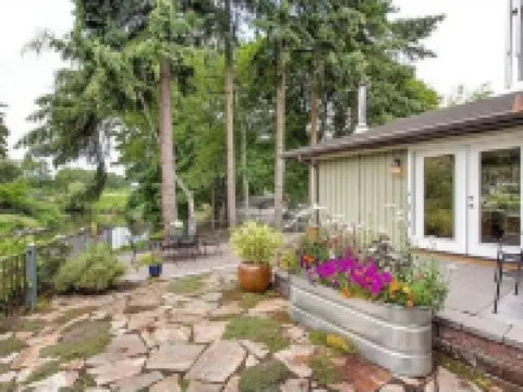 Cozy, Quiet, Bothell River House Hotels in Bothell