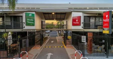 Diplomat Hotel Alice Springs Отели в г. Брейтлинг