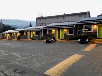 Coyote Mountain Lodge - parking