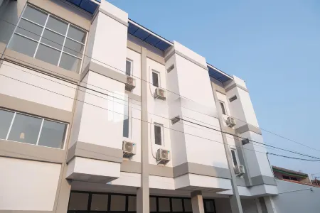 Astana Malioboro Mitra RedDoorz Отели в г. Gondomanan