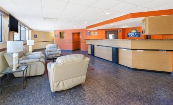 Days Inn & Suites by Wyndham Madison Heights MI