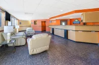 Days Inn & Suites by Wyndham Madison Heights MI