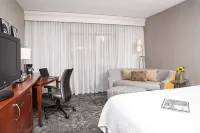 Courtyard Chicago Glenview/Northbrook Отели рядом с достопримечательностью «Басс Форест-Север»