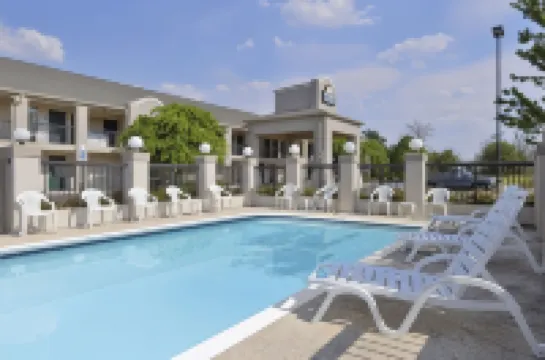 Days Inn & Suites by Wyndham Fort Valley