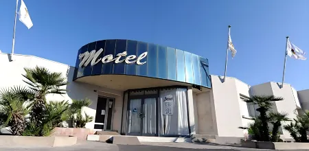 Amerique Hotel Palavas - Piscine - Plage Отели в г. Палава-Ле-Фло