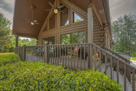 Mountain Views and Fire Pit - Charming Family Retreat Отели в г. Резерфорд