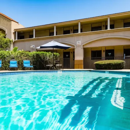 Vineyard Court Designer Suites Hotel