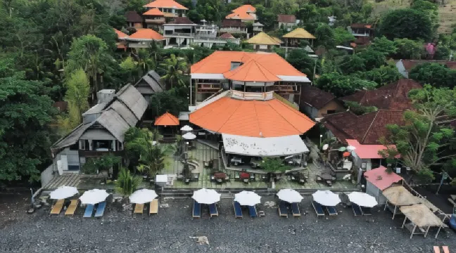 艾湄哥本外岩咖啡廳及飯店