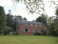 Spacious Backyard Bordering Golf Course - Charming Oasis Hotels in Hamilton