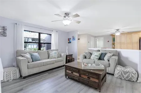 Sunshine Stays: fast wifi, amazing pool, family friendly