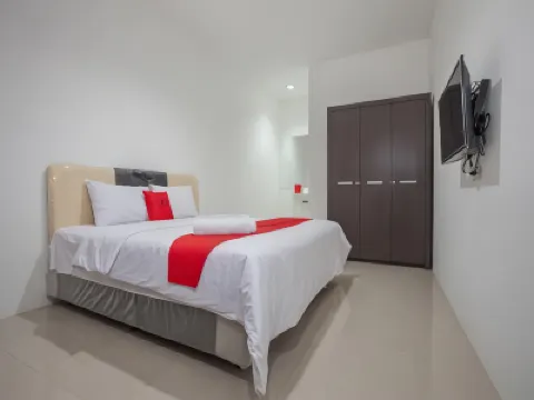 RedDoorz @ Kertajaya Surabaya Hotels in Surabaya