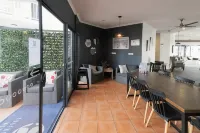 Coffee House Apartment Motel