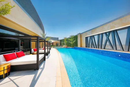 AlRayyan Hotel Doha, Curio Collection by Hilton