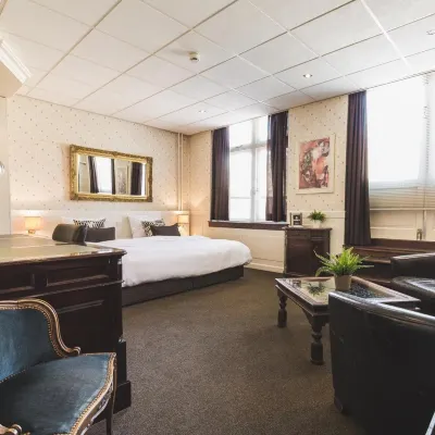 Queen Hotel Hotels near Philips Museum