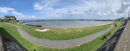 Lagoon View Cottage, just a step from the sea. Отели рядом с достопримечательностью «Somme Heritage Centre»