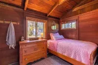 Charming cottage w/private tennis court on Skaneateles Lake