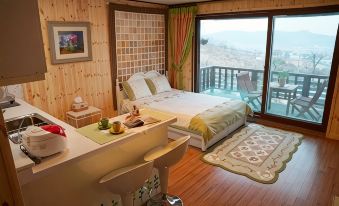 Pension on the Sea Shore in the Bosom Department (Byeonsanbando)