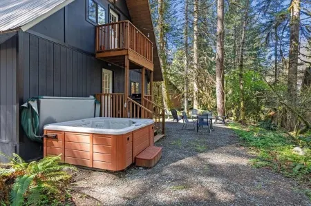 Luxury A-Frame with Hot Tub! 15 Mins to Stevens Pass - Misty Mt. Haus