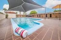 Burke & Wills Motor Inn - Pools