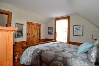 Quintessential farmhouse with hot tub, mountain views, sparkling clean - balcony
