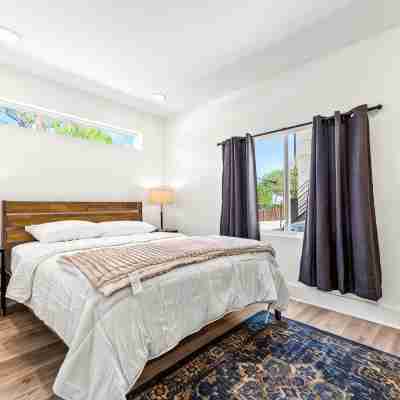 Modern 1BR Retreat, Near Downtown Dallas + Parking Rooms