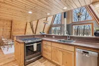Snowfall Escapes - Lakefront Cabin with Loft & Bar - Chalets