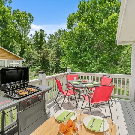 Cozy riverside cabin, hottub, fire-pit, fishing, tubing, relaxing