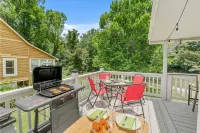 Cozy riverside cabin, hottub, fire-pit, fishing, tubing, relaxing