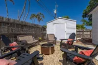 Lantana Beach House-5 mins to Beach-KING BD/Hot Tub/Pool/Fire Pit/Gym/Mini Putt - Wifi