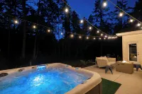 Private Wooded Retreat w/ Hot Tub & Fireplace - Walk to Coffee, Near Sister Bay