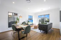 Spacious 5-bedroom building in brilliant Austral with AC