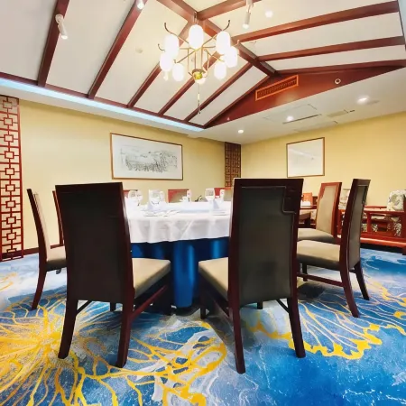 JingHang Holiday Hotel