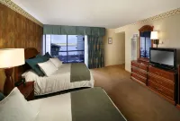 456 Embarcadero Inn & Suites