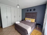 2 Bedroom apartment with 2 queen size beds & a cot, 10 minutes from JHB Airport. - 무료 와이파이